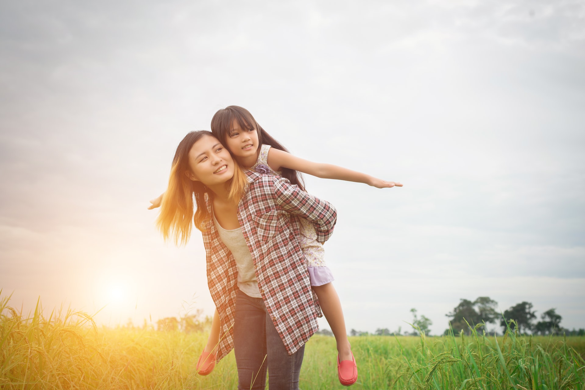 portrait-mom-daughter-playing-outdoor-enjoying-family-time